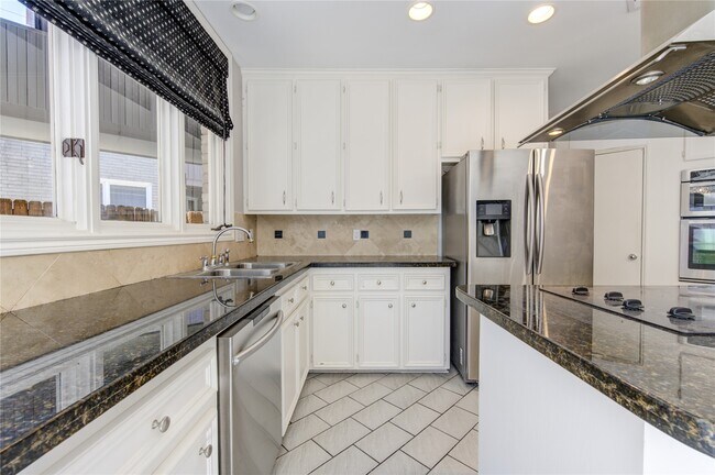 property at 2524 Nantucket Dr