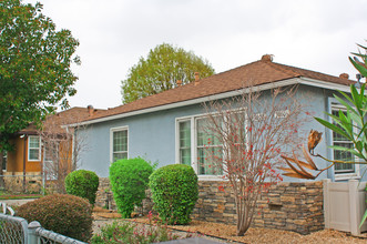 7008 Hazeltine Ave in Van Nuys, CA - Building Photo - Building Photo