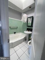 7328 Sherwood Rd in Philadelphia, PA - Building Photo