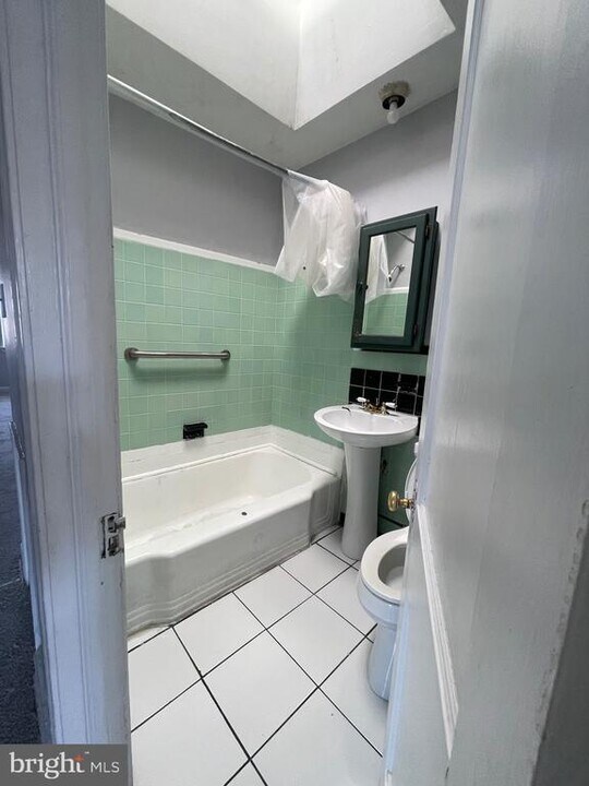 7328 Sherwood Rd in Philadelphia, PA - Building Photo