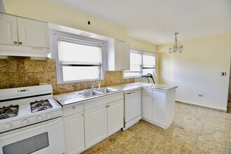 3341 W Pratt Ave-Unit -3 in Lincolnwood, IL - Building Photo - Building Photo