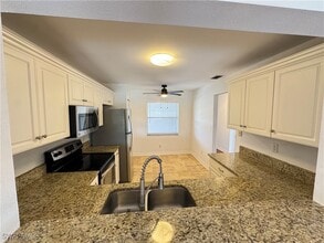 1490 Churchill Cir in Naples, FL - Foto de edificio - Building Photo