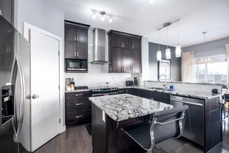 8393 Ellis Cres NW in Edmonton, AB - Building Photo - Building Photo
