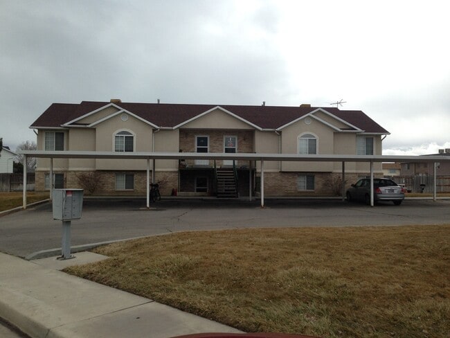property at 621-627 N 1570 W
