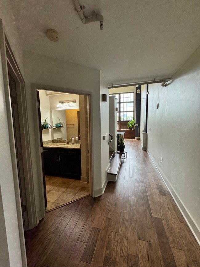 715 N Graham St, Unit 209 in Charlotte, NC - Foto de edificio - Building Photo
