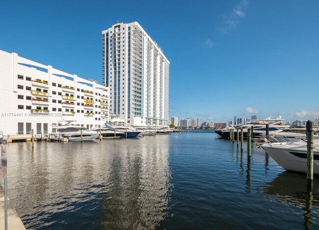 17301 Biscayne Blvd in North Miami Beach, FL - Building Photo - Building Photo