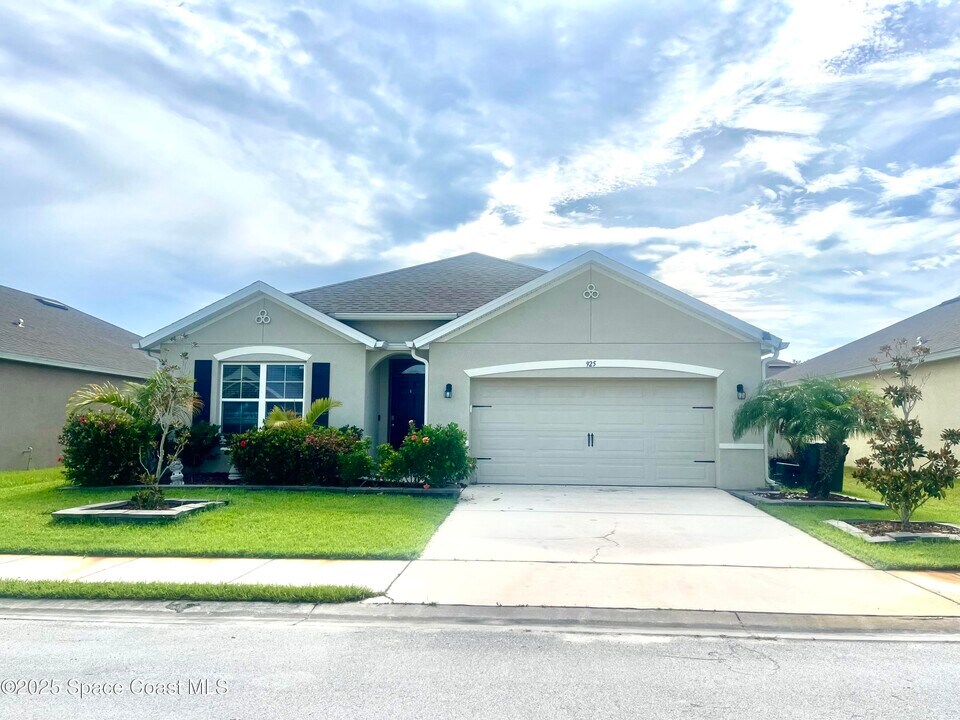 925 Newton Cir in Rockledge, FL - Foto de edificio