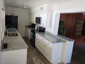 712 N Warfield Ave in Wildwood, FL - Foto de edificio - Building Photo