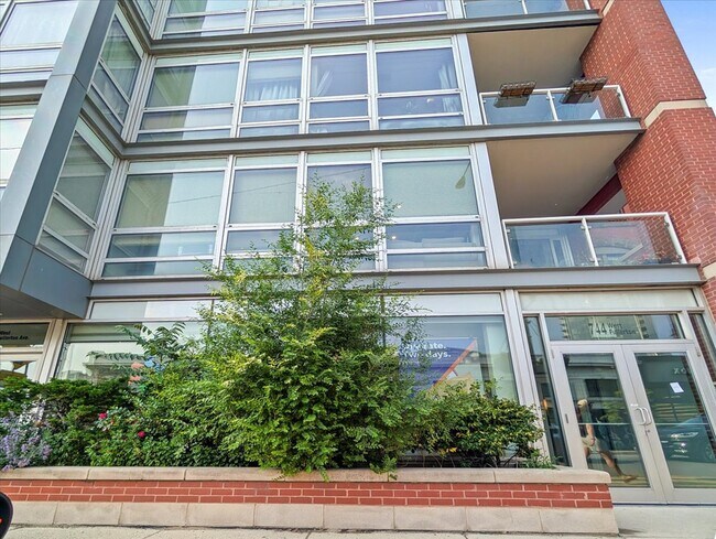 property at 744 W Fullerton Pkwy