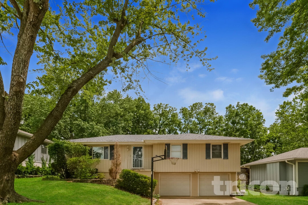 1116 NE 10 St in Blue Springs, MO - Building Photo