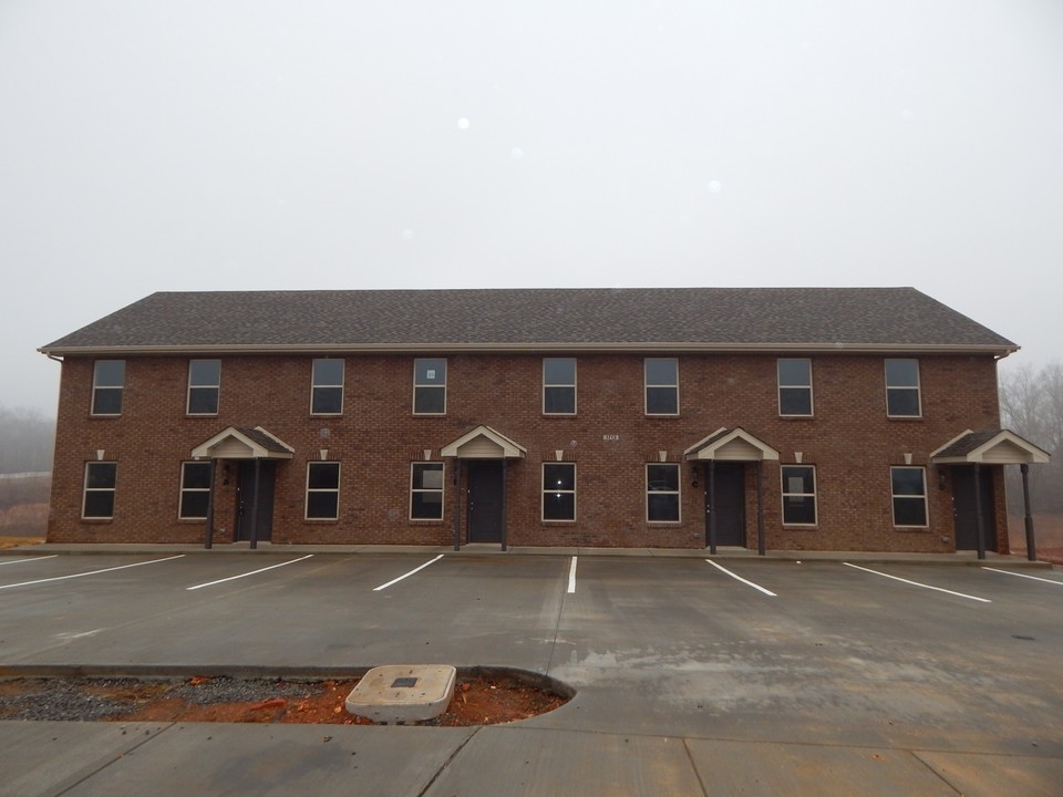 This is 4 Townhouses in Clarksville, TN - Building Photo