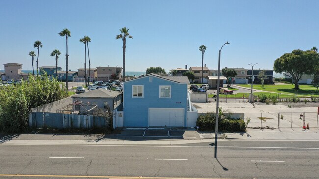 17165 Pacific Coast Hwy in Huntington Beach, CA - Foto de edificio - Building Photo