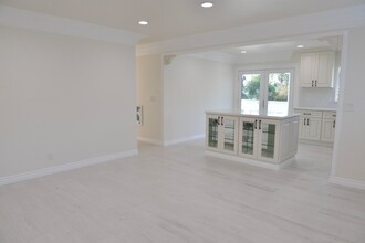 215 E El Portal in San Clemente, CA - Foto de edificio - Building Photo
