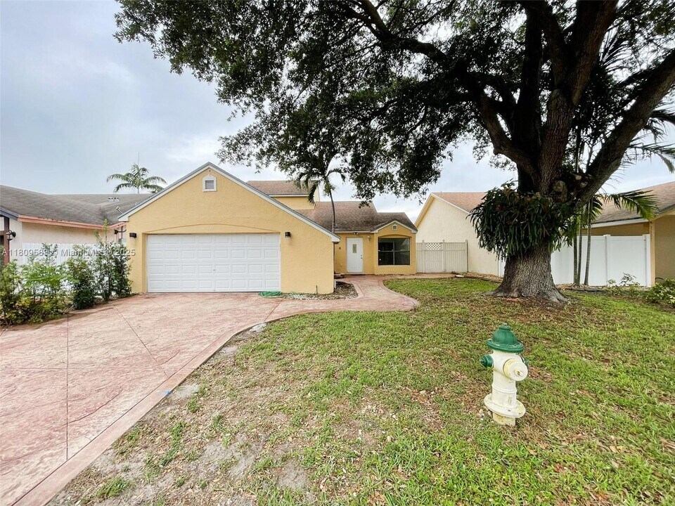 7941 NW 50th St in Lauderhill, FL - Building Photo