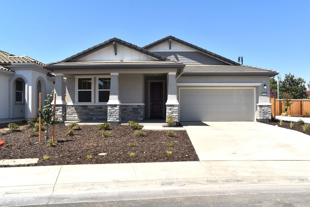 8389 Oksana Wy in Elk Grove, CA - Building Photo