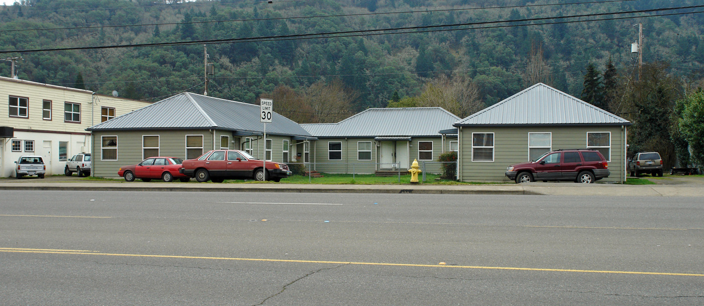 1625-1645 W Harvard Ave in Roseburg, OR - Building Photo