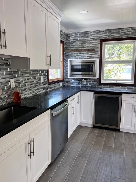 70 Stephens Ln in Fairfield, CT - Building Photo
