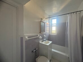 3404 76th St, Unit 3 in Jackson Heights, NY - Foto de edificio - Building Photo
