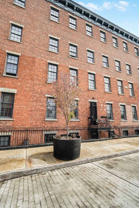 347 Varick St in Jersey City, NJ - Building Photo