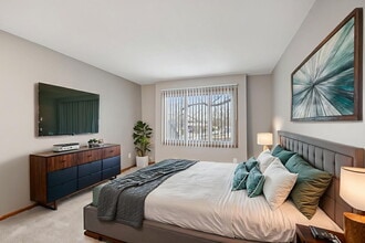 Midland Terrace in Shoreview, MN - Foto de edificio - Building Photo