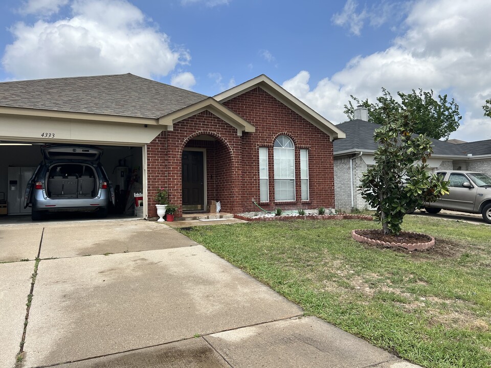 4333 Park Creek Cir N in Fort Worth, TX - Building Photo