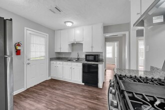 7237 Boggess Rd in Houston, TX - Foto de edificio - Building Photo