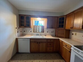 26202 Lakeshore Blvd in Euclid, OH - Building Photo - Building Photo