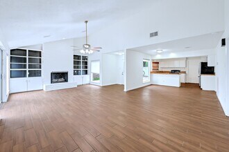 20031 Sunny Shores Dr in Humble, TX - Foto de edificio - Building Photo