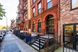 366 Lafayette Ave in Brooklyn, NY - Foto de edificio - Building Photo