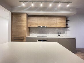 10448-10448 University Dr in Surrey, BC - Building Photo - Building Photo