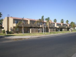 Royal Garden Apartments in Indio, CA - Foto de edificio - Building Photo