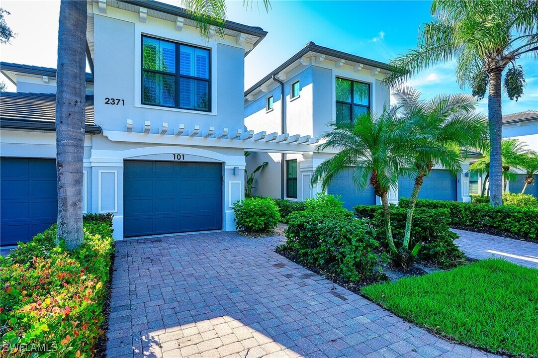 2371 Ravenna Blvd in Naples, FL - Building Photo
