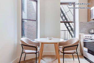 82 Washington Pl in New York, NY - Building Photo - Building Photo
