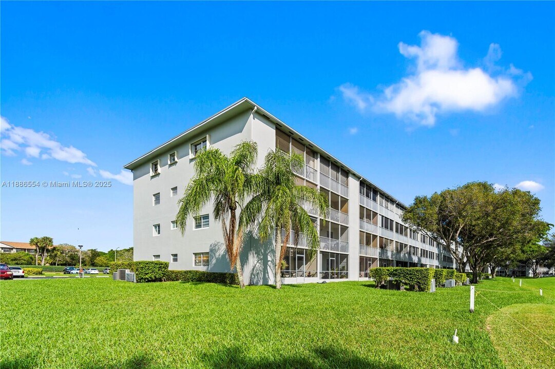 301 SW 135th Ave in Pembroke Pines, FL - Building Photo