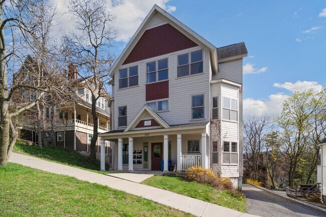707 E Seneca St. in Ithaca, NY - Foto de edificio - Building Photo