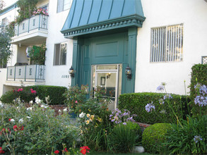 11105 Rose Avenue in Los Angeles, CA - Building Photo - Building Photo