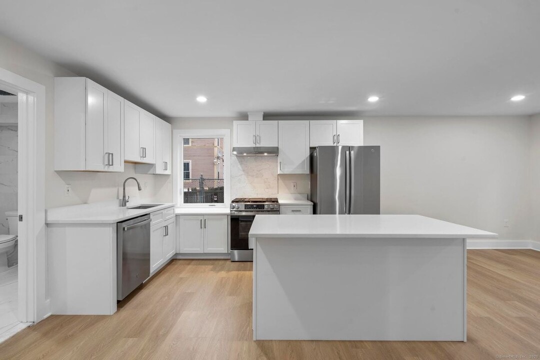 1546 Chapel St in New Haven, CT - Building Photo