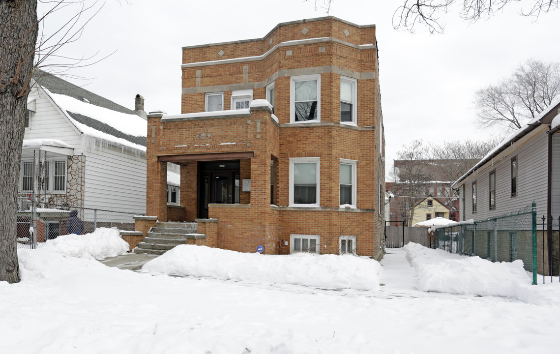 8825 S Saginaw Ave in Chicago, IL - Foto de edificio