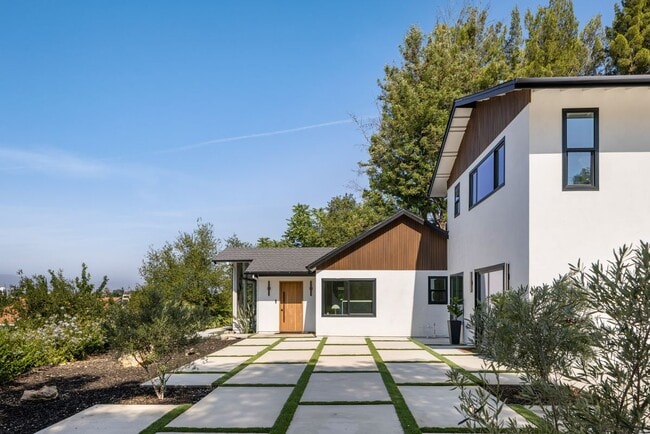 9425 Gierson Ave in Los Angeles, CA - Foto de edificio - Building Photo