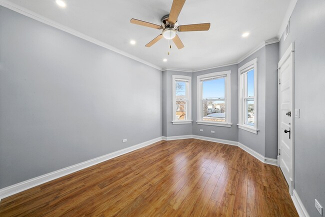 4215 W Roscoe St in Chicago, IL - Building Photo - Building Photo