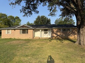 915 N Spring St in Grand Saline, TX - Building Photo