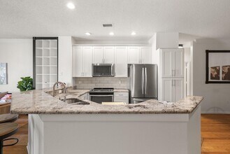 910 Normandy Trace Rd in Tampa, FL - Building Photo - Building Photo