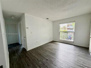 1305 NW 4th St, Unit 3 in Miami, FL - Building Photo - Building Photo