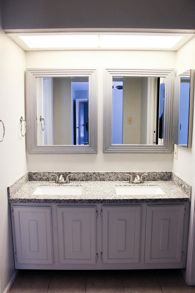 property at 39 S White Pebble Ct