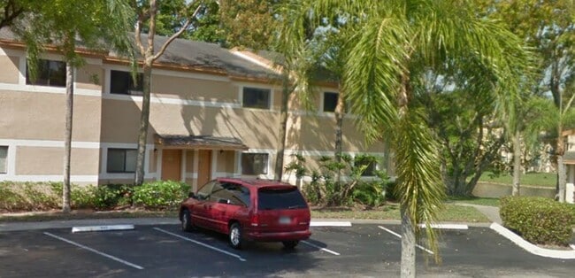 212 Palm Cir E in Pembroke Pines, FL - Building Photo - Building Photo