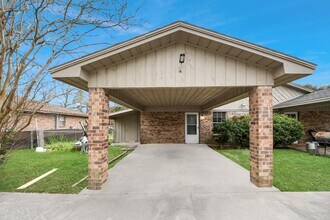 1006 Perry St in Cleveland, TX - Building Photo - Building Photo