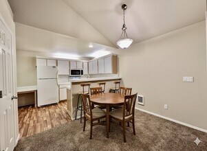 5225 Jean Rd in Lake Oswego, OR - Foto de edificio - Building Photo