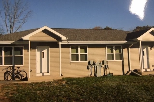 995 Fox Ridge Rd, Unit D in Platteville, WI - Building Photo