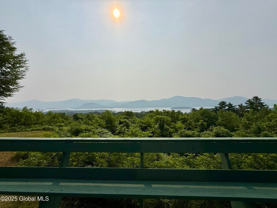 29 Sunrise Ln in Bolton, NY - Building Photo