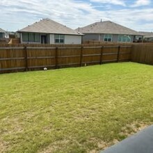 103 Barton Creek Ln in Hutto, TX - Foto de edificio - Building Photo